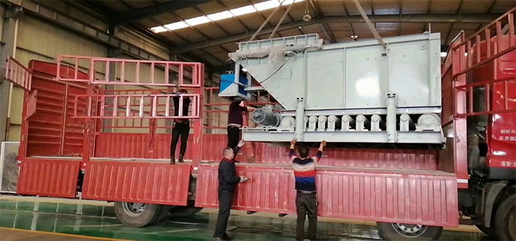 我公司自主研發(fā)生產(chǎn)的兩臺(tái)液壓甲帶給料機(jī)發(fā)往河北